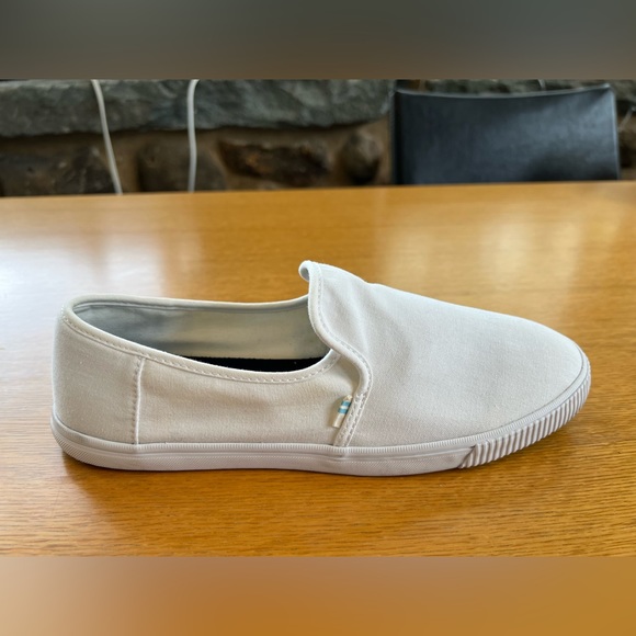 Toms White Canvas Slip Ons. Size-10. Comes with Dust bag.  Worn 2 or 3 times. - Picture 10 of 15